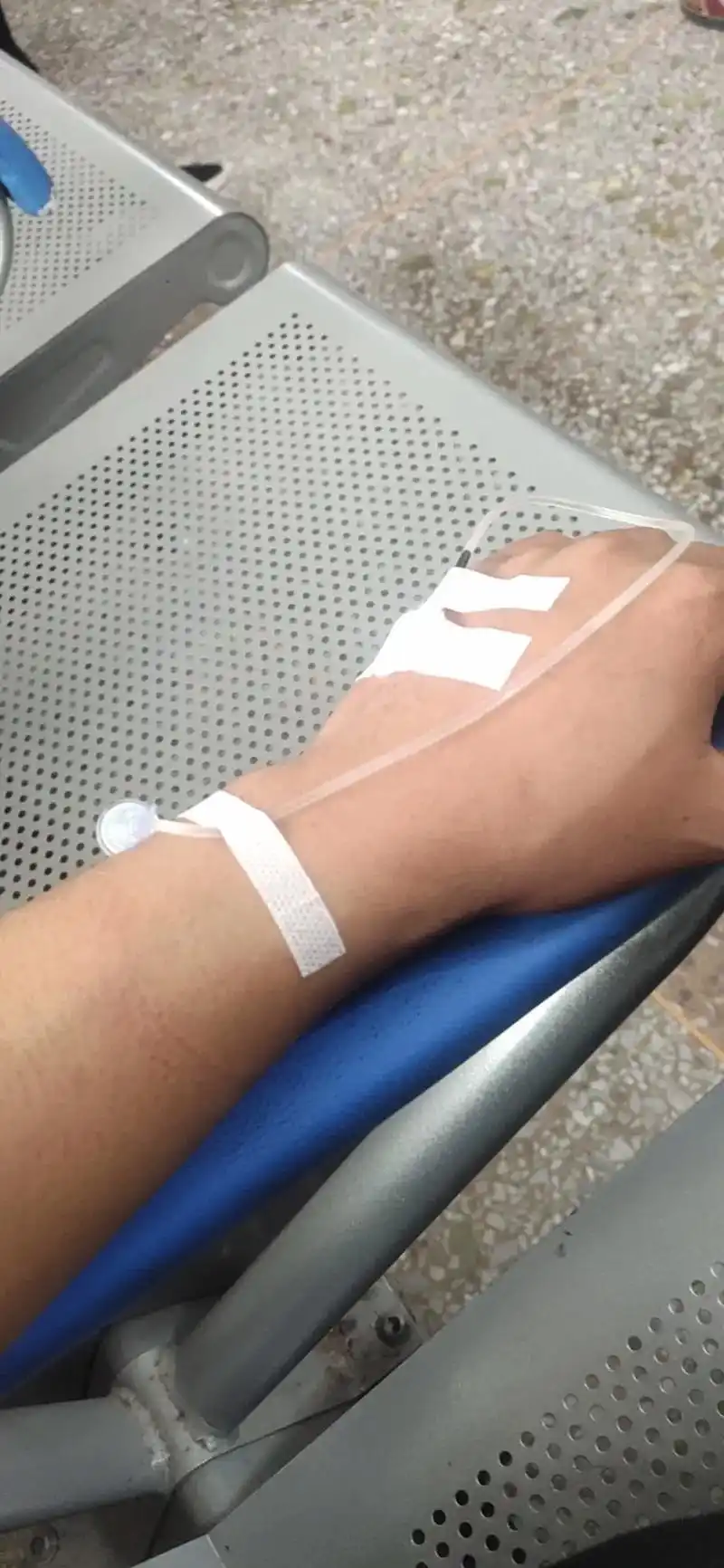 一个人打点滴 一个人输液静静地看着吊针慢慢滴,一瓶250m - 抖音