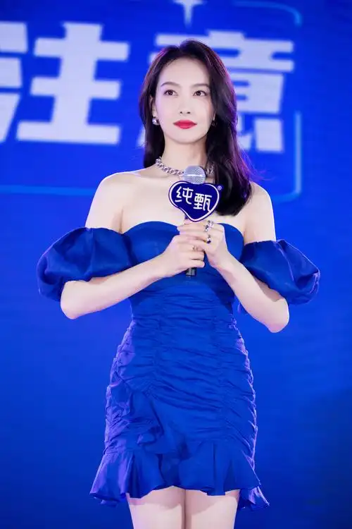 当天宋茜一袭暮光蓝海浪裙搭配白色长靴出场,整场活动以"料实·材真