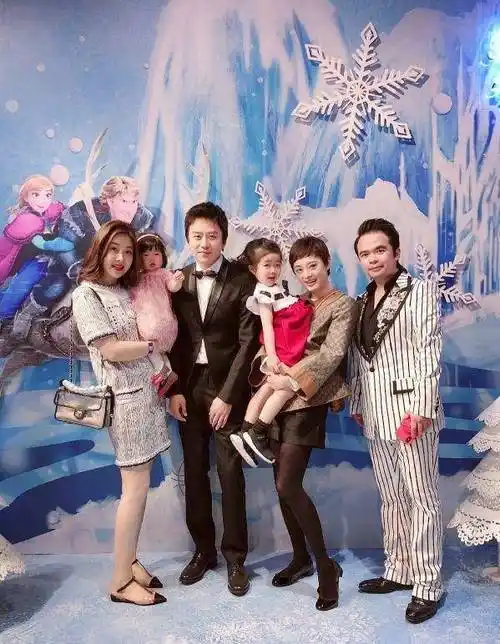 孙俪邓超给女儿举办生日会,小花妹妹又被亲到表情凝固了_体式_双手