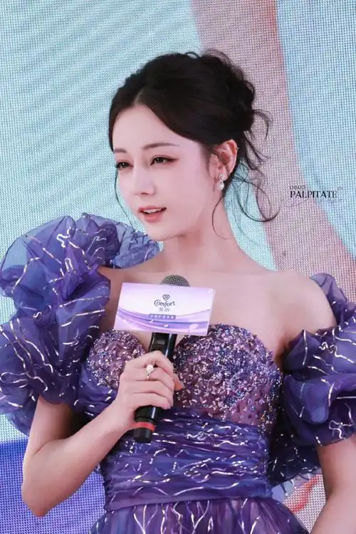 迪丽热巴金纺活动##迪丽热巴被送玫瑰花##迪丽热巴紫罗兰公主