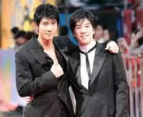 开八| 王力宏三兄弟罕见同框,妥妥高富帅!祖辈三代都是学霸