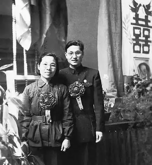 而我们现在看爷爷奶奶的结婚照,大多是这种军装结婚照或者半工装为主