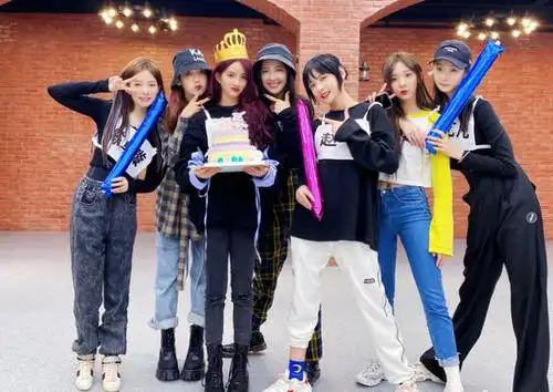 刘些宁生日硬糖少女全员更博,发照片为她庆生,唯独一人用团照!