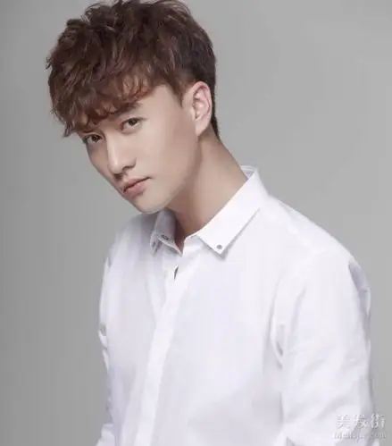 我是男生我的头发软软的搞好发型,一出汗就趴在头上好难看