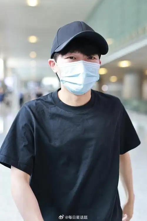 2023年7月14日,上海,周深现身虹桥机场,黑t牛仔裤,简约清新.