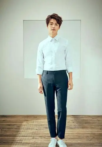 一,白衬衫 黑西裤 小白鞋