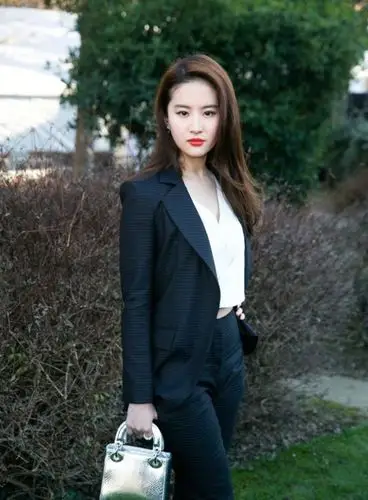 刘亦菲出席某时尚派对,一身黑色西服套装 搭配银色高跟鞋成亮点