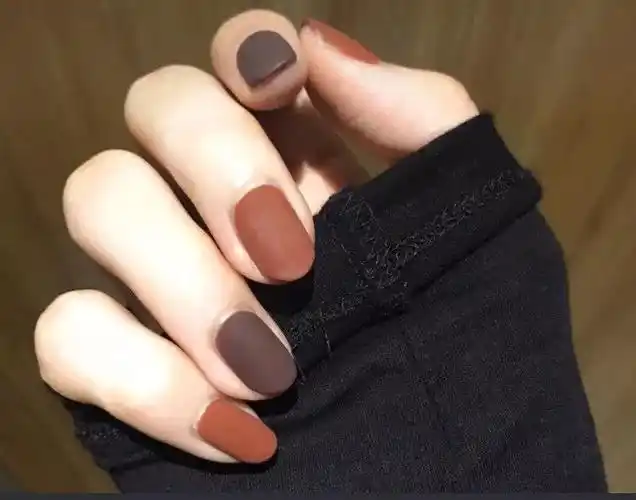 手黑适合做什么美甲