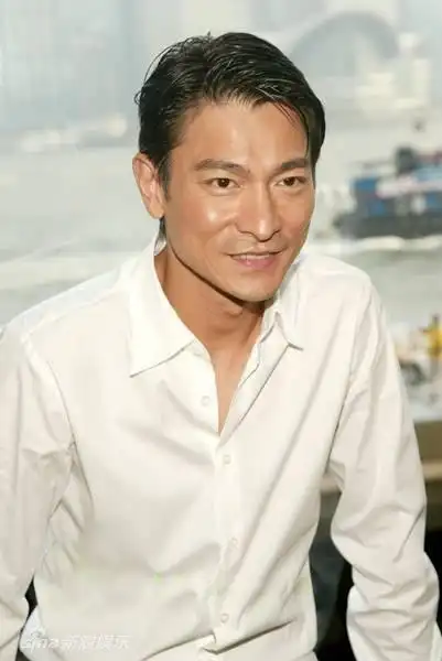 男星白衬衫造型pk 张杰成村干部李健变王子(组图)