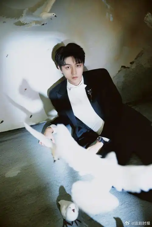 王俊凯黑领白西装##这是我离王俊凯最近的一次