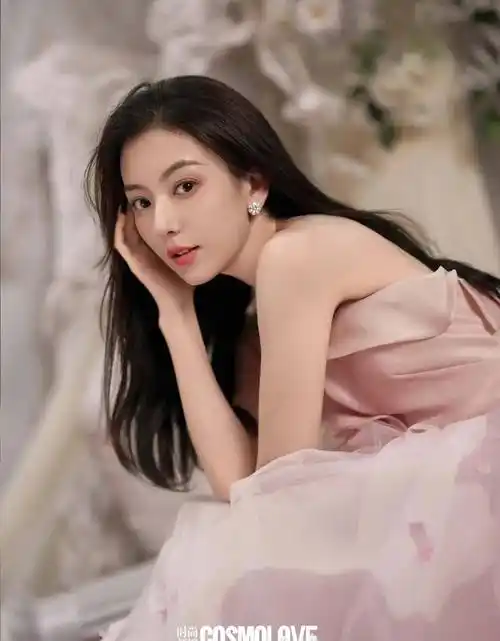 郭富城妻子方媛登《时尚新娘》封面,穿深v抹胸身材傲人,太美了_天王