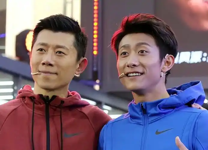 翻看夏雨年轻时的照片,那会他好像是还没长开,皮肤有些黑不说,眉眼间