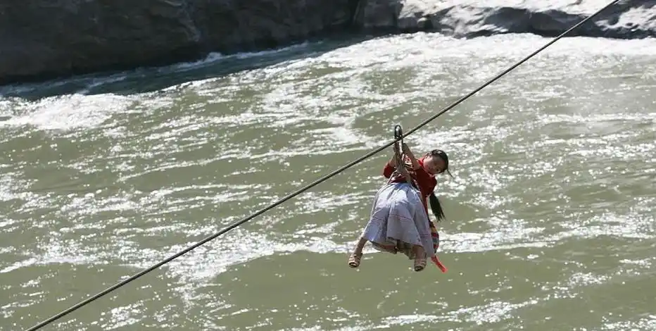 电影《走路上学》:一部09年的老片,真实描述了发生在偏远山区的故事-