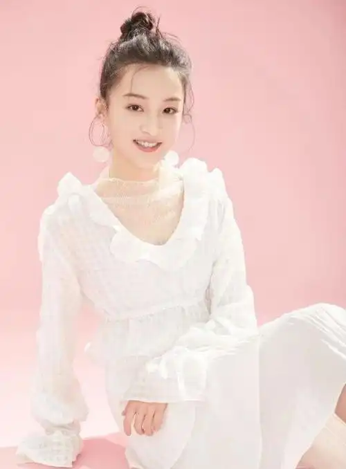 《庆余年》的叶轻眉是她,14岁穿"粉笔袜",腿长逆天了|庆余年|顾语涵