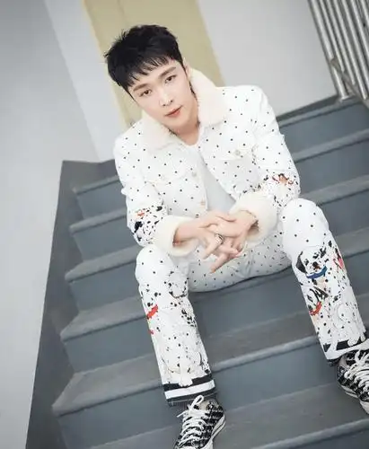 张艺兴成新晋油腻男真空穿西装秀身材黄晓明看了都认输