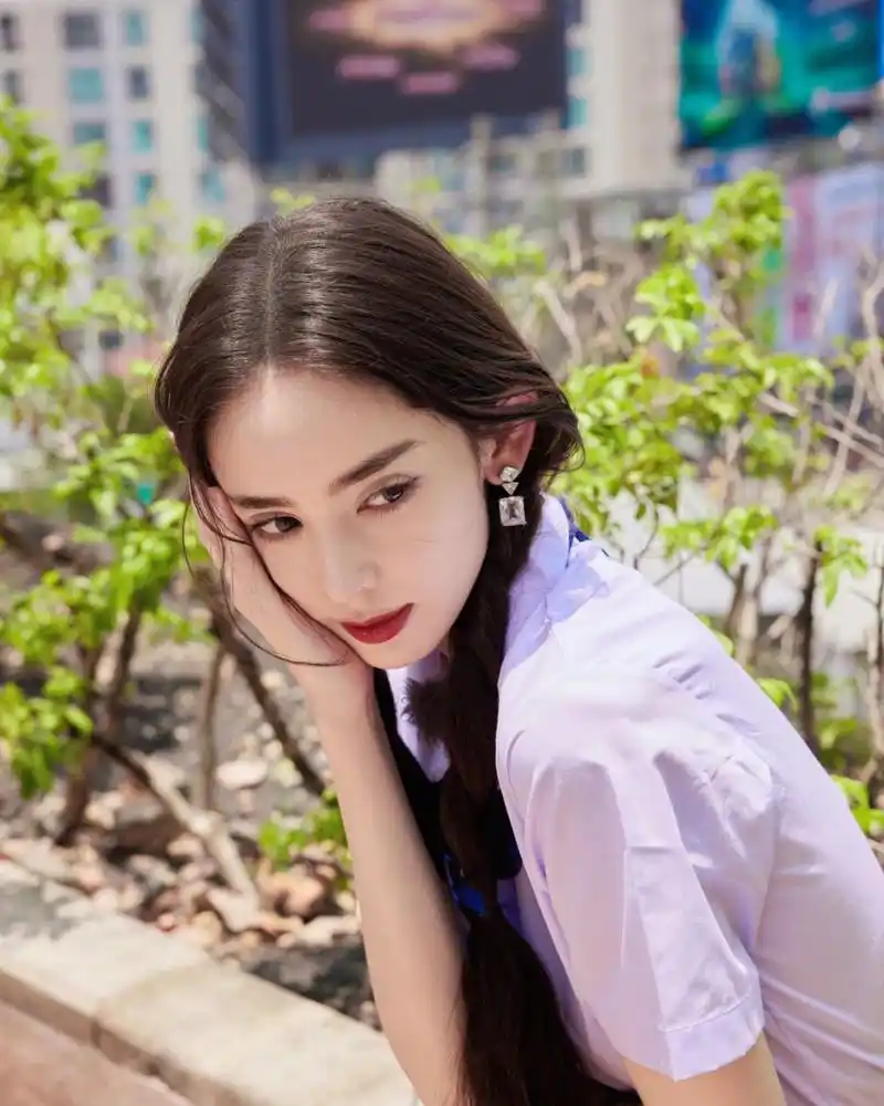 古力娜扎,蓝天下的校园女神,清新甜美,长发飘飘,蓝白校服衬托出青春