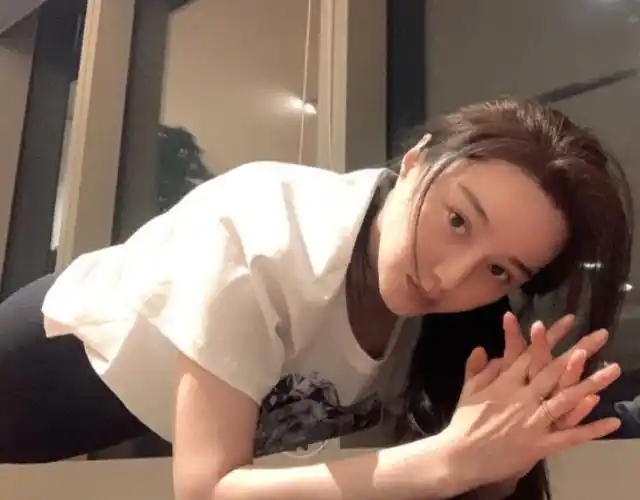 范冰冰健身素颜照被爆出,穿白色短袖加黑色运动裤