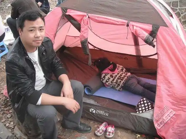 在湖边支起了帐篷,我家的小胖子很高兴呢,一直在帐篷里扑腾.