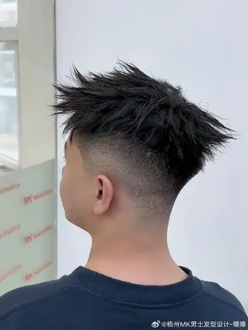 中式前刺发型#男士发型#  立体的轮廓和凌乱的层次氛围感才是男生才有