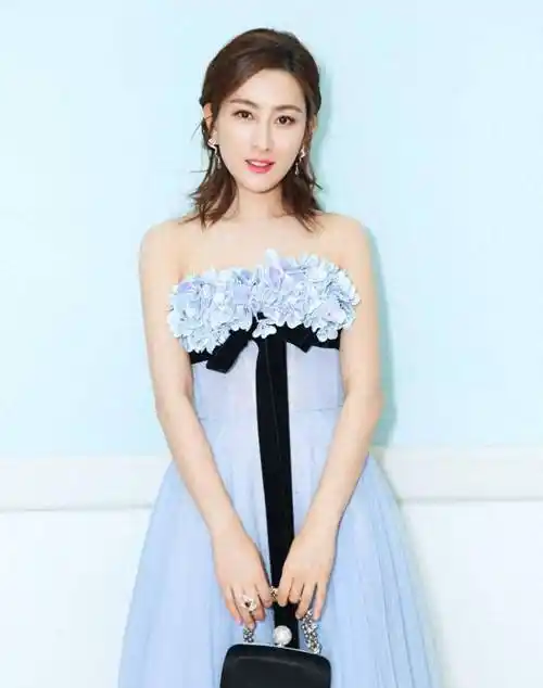 马苏的外表并不像李小璐那样精致,但她有着耐看的特点,越看越顺眼.