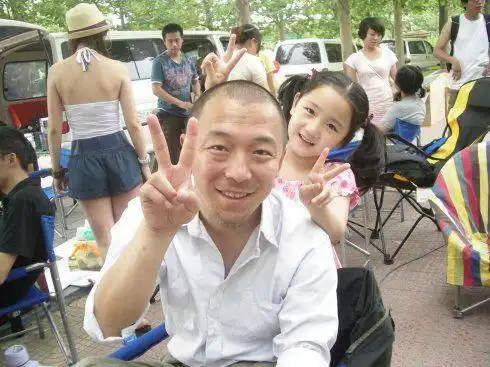 黄渤7岁女儿罕见曝光刘烨看一眼就知道是黄渤女儿亭亭玉立