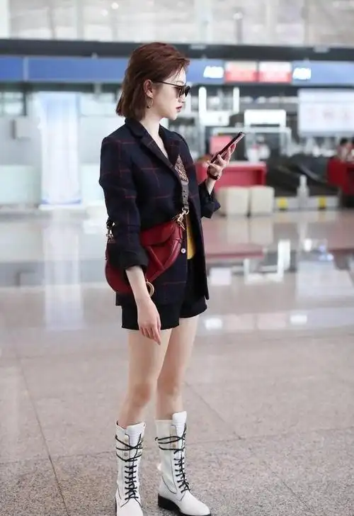 景甜身穿西服套装现身机场 烈焰红唇秀美腿御姐范十足
