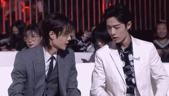 肖战王一博久违同框台上台下热聊不停