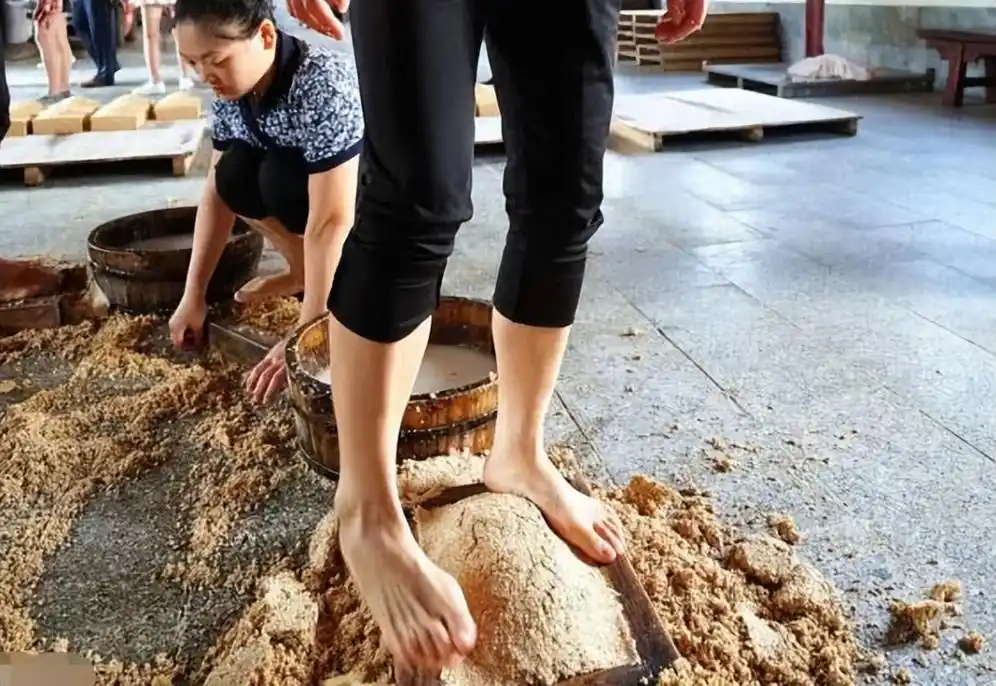 茅台女员工赤脚工作被拍,照片引发网友热议,网友:这酒还能喝吗