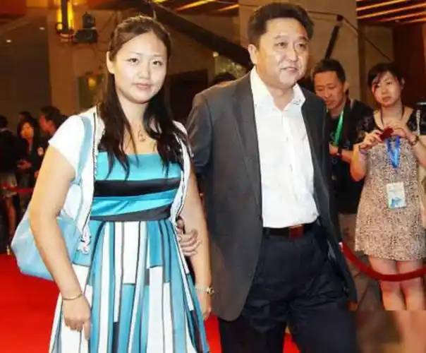 孙越的老婆罕见曝光并不是于谦的前妻长得像戴假发的岳云鹏