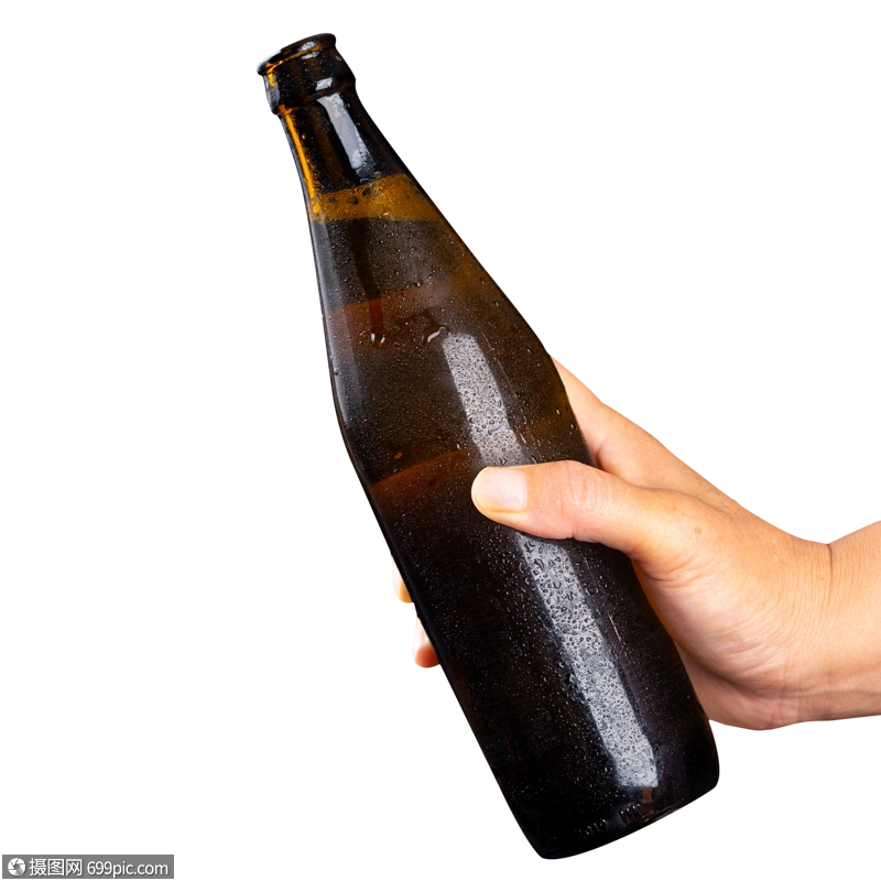 手里拿着黑色啤酒瓶