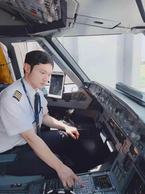 南航资深机长李李:飞行太严谨,哪有《冲上云霄》那么"潇洒"