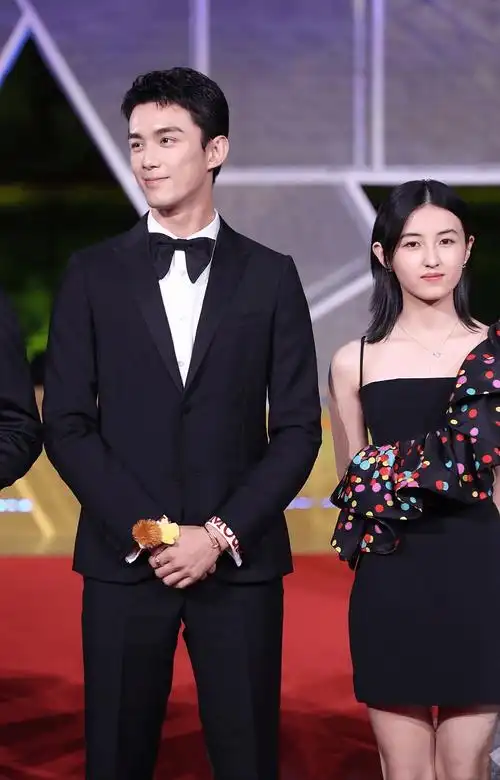 张子枫多穿裙子吧淑女的风格干净清纯和吴磊同框很是养眼