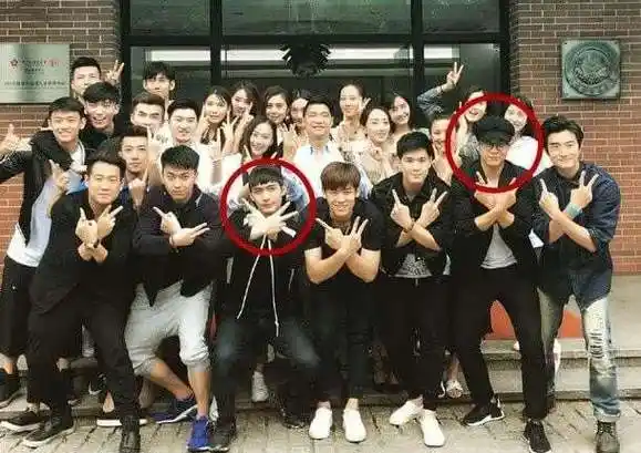 张彬彬起初的梦想不是演员,小时候是想当足球选手,之后也参加过歌唱及