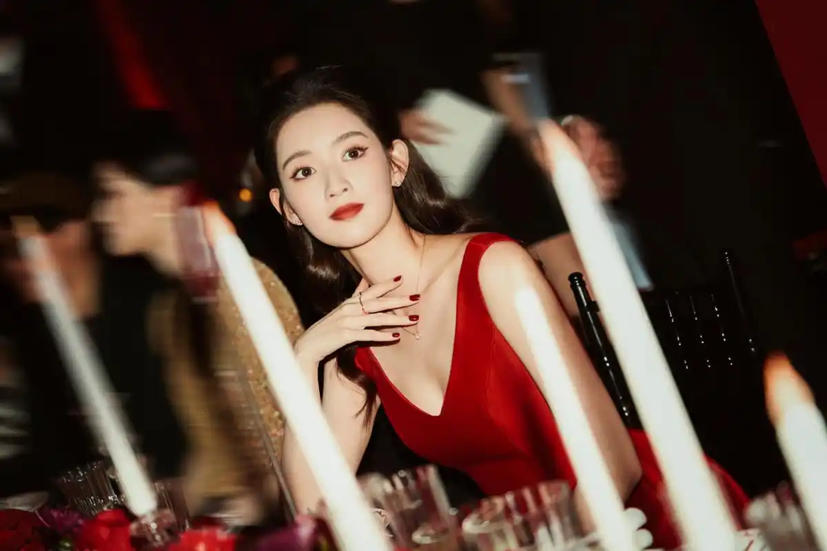 王玉雯深v酒红礼服晚宴图.复古明艳,性感优雅.