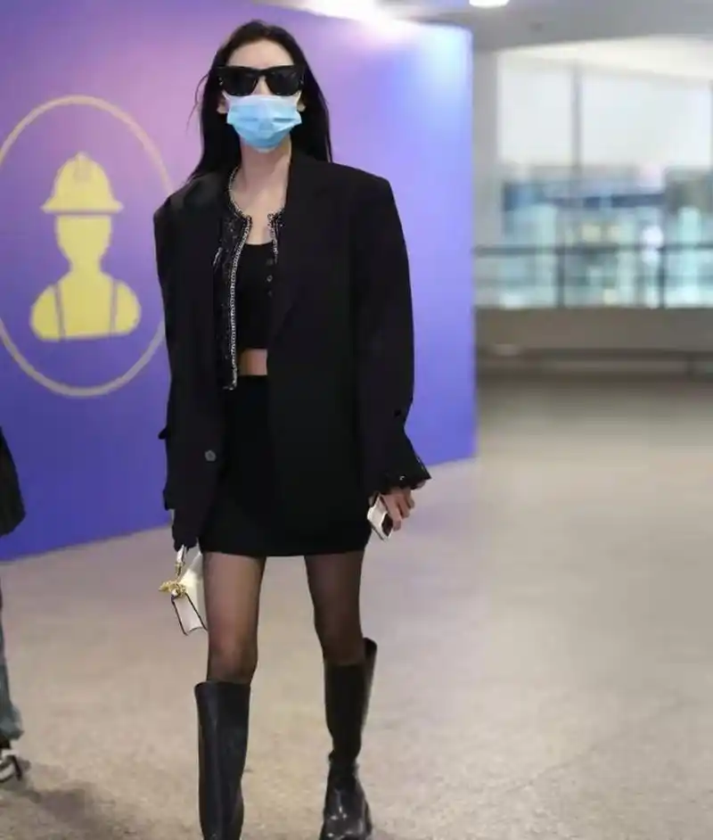 张予曦穿黑色丝袜,勾勒出一双迷人的双腿轮廓,更加地美艳动人