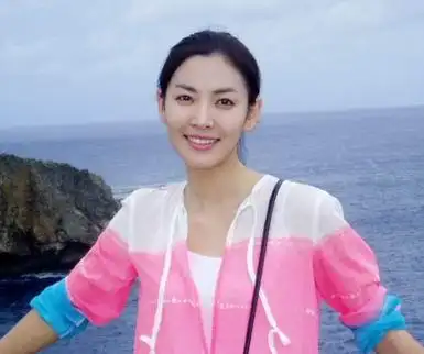 金素妍自拍泳装照曝光胸部变大惹疑云