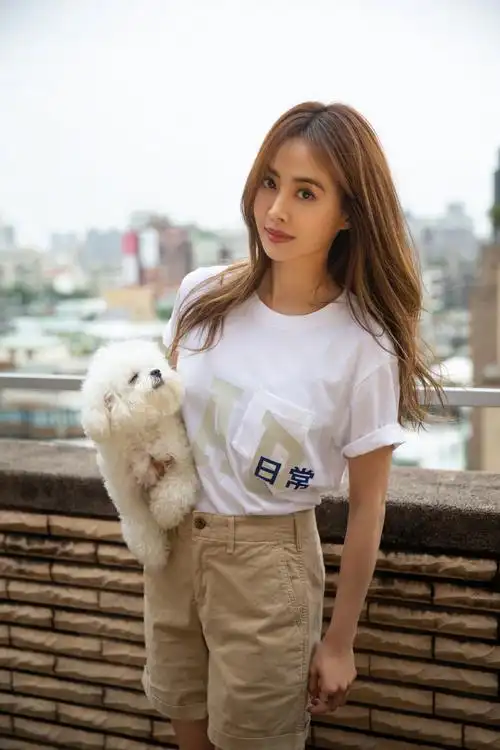 40岁的蔡依林却跟吃了防腐剂一般,最近她在社交平台分享了一组生活照