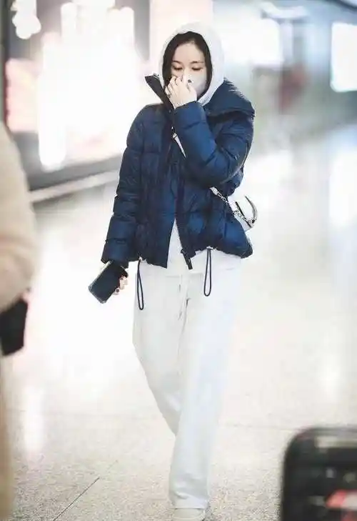 王子文不愧是穿搭高手穿羽绒服配阔腿裤显腿长又保暖