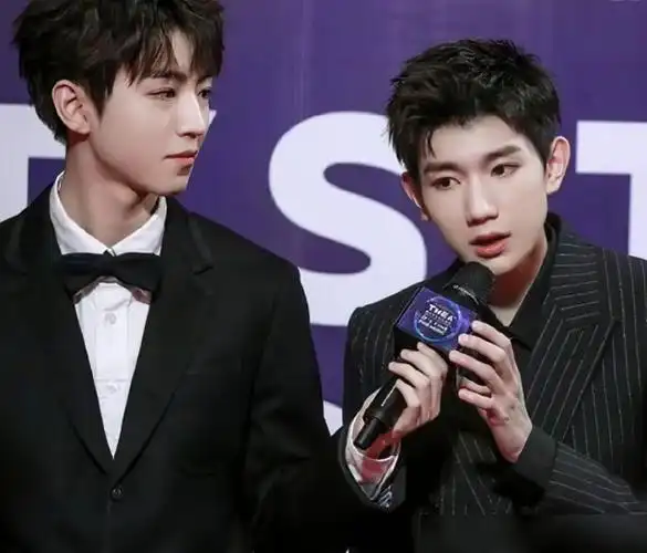 王源和王俊凯发糖点赞粉丝p图合照对视很甜凯源是真的