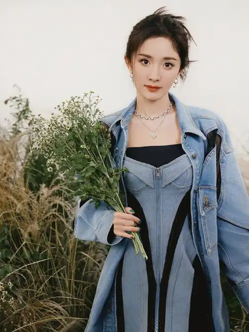 杨幂身着mugler 拼接牛仔外套与连衣裙,于时髦廓形之上呈现创意拼接