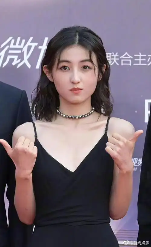 一笑就更小了～#张子枫樱桃小嘴