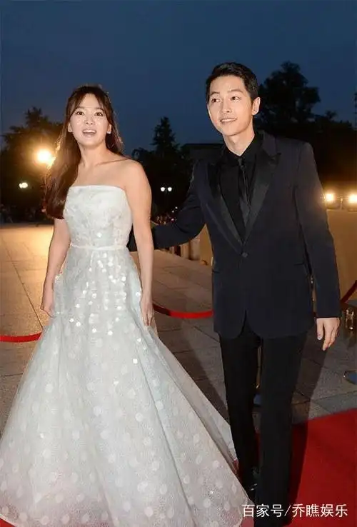 宋仲基宋慧乔婚礼巨美!乔妹婚纱一言难尽,同是dior款,差这么多