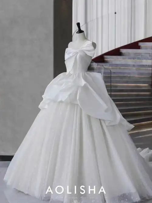 简约大方的拖尾婚纱北京婚纱礼服