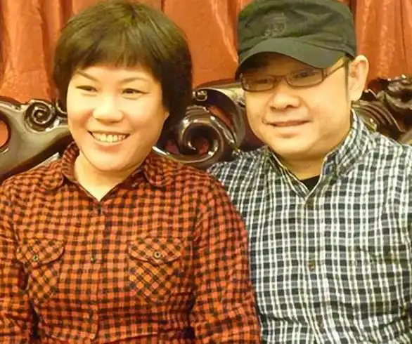 52岁刀郎举办庆功宴,第二任妻子朱梅现身,两人相识微末感情好