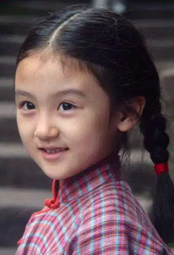 第一部电视剧是跟陈好,罗海琼合作《纸醉金迷》,这么有灵气,可爱的脸