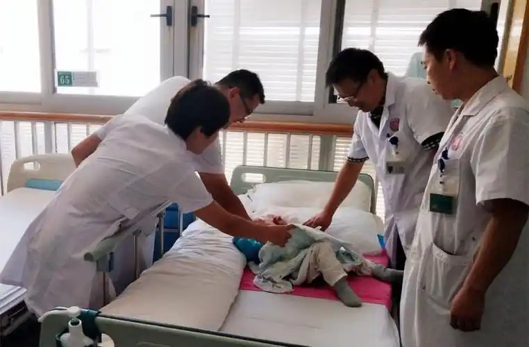 入院后,湖南省人民医院泌尿三科主任段燚星教授对家属进行详细问诊