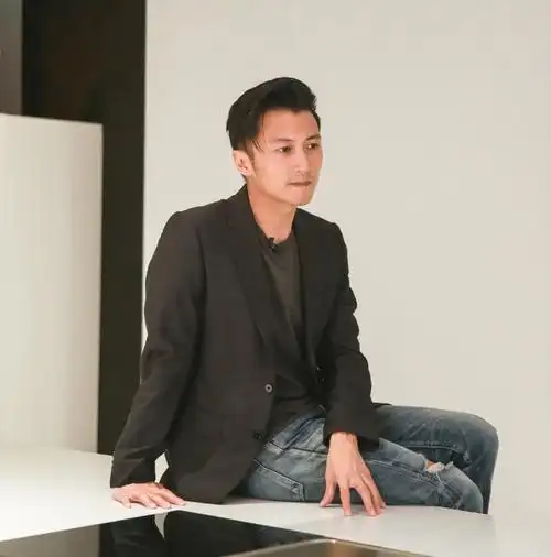 原创谢霆锋亮相冬奥活动穿上西装太显魅力了这造型时髦又帅气