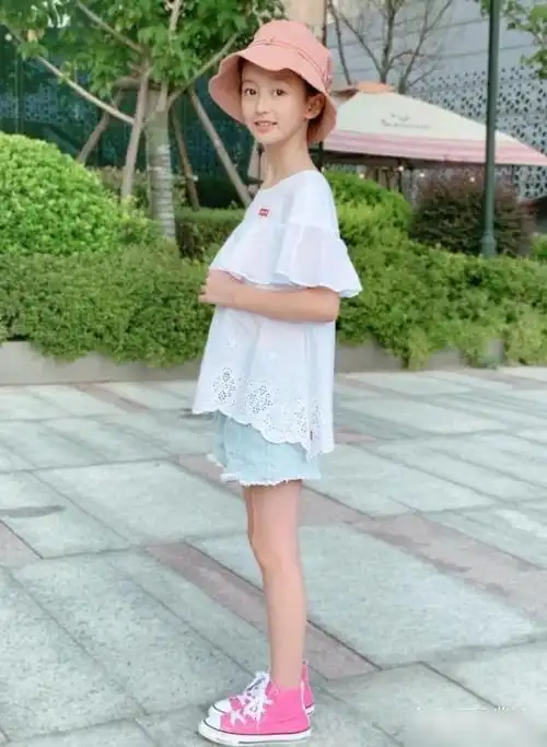 裴佳欣这一身出镜的穿搭很有清新的少女感,头上戴