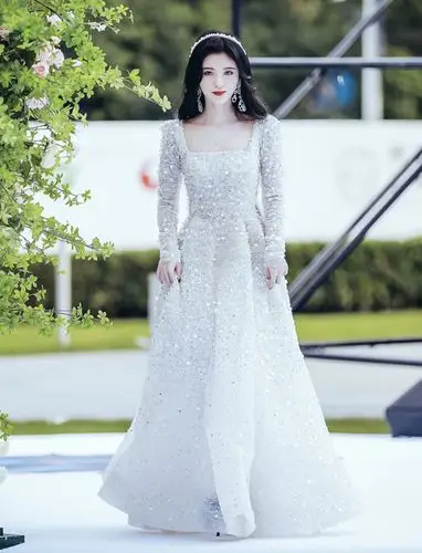 原创鞠婧祎的穿搭才是迪士尼在逃公主风,白色亮片纱裙造型仙气十足