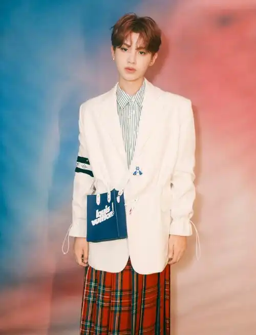 ninepercent新闻210708黄明昊红发雀斑妆苏格兰红裙造型公开世界第一